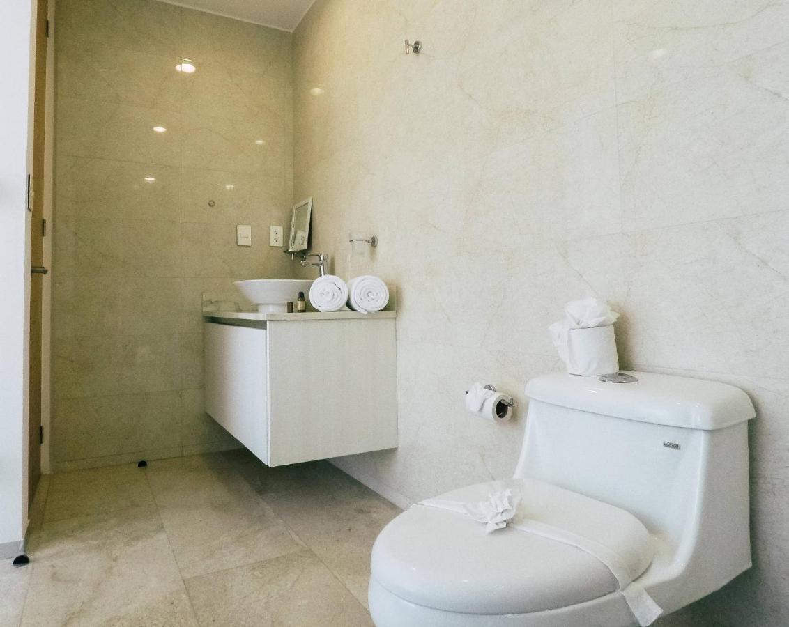 Lovely 1 Bedroom Apartment, 3 Blocks To Mamitas, Roof Pool Views, Bbq Playa del Carmen