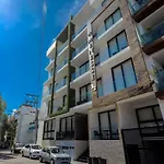Lovely 1 Bedroom Apartment, 3 Blocks To Mamitas, Roof Pool Views, Bbq